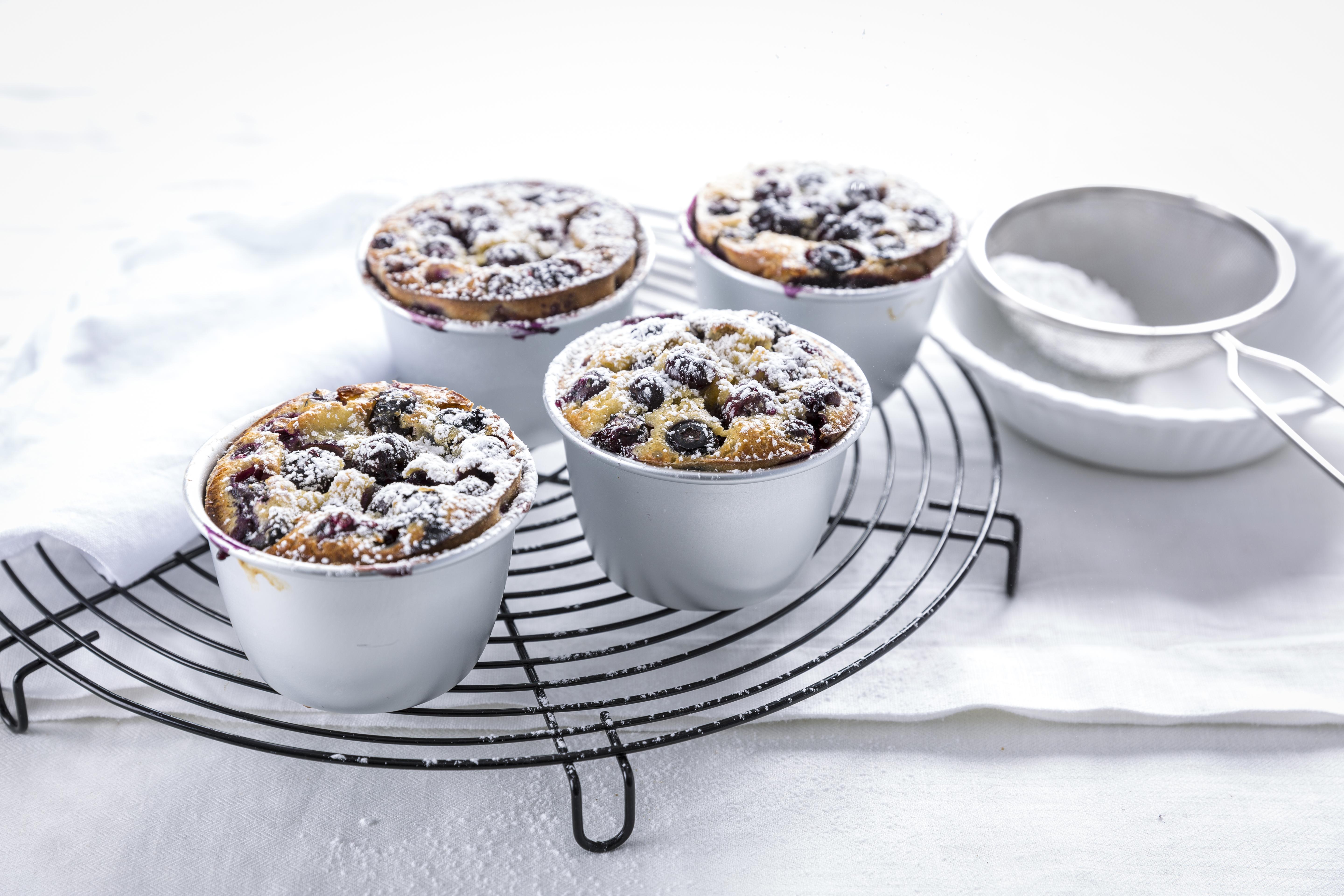 Verloren brood in de oven met blauwe bessen